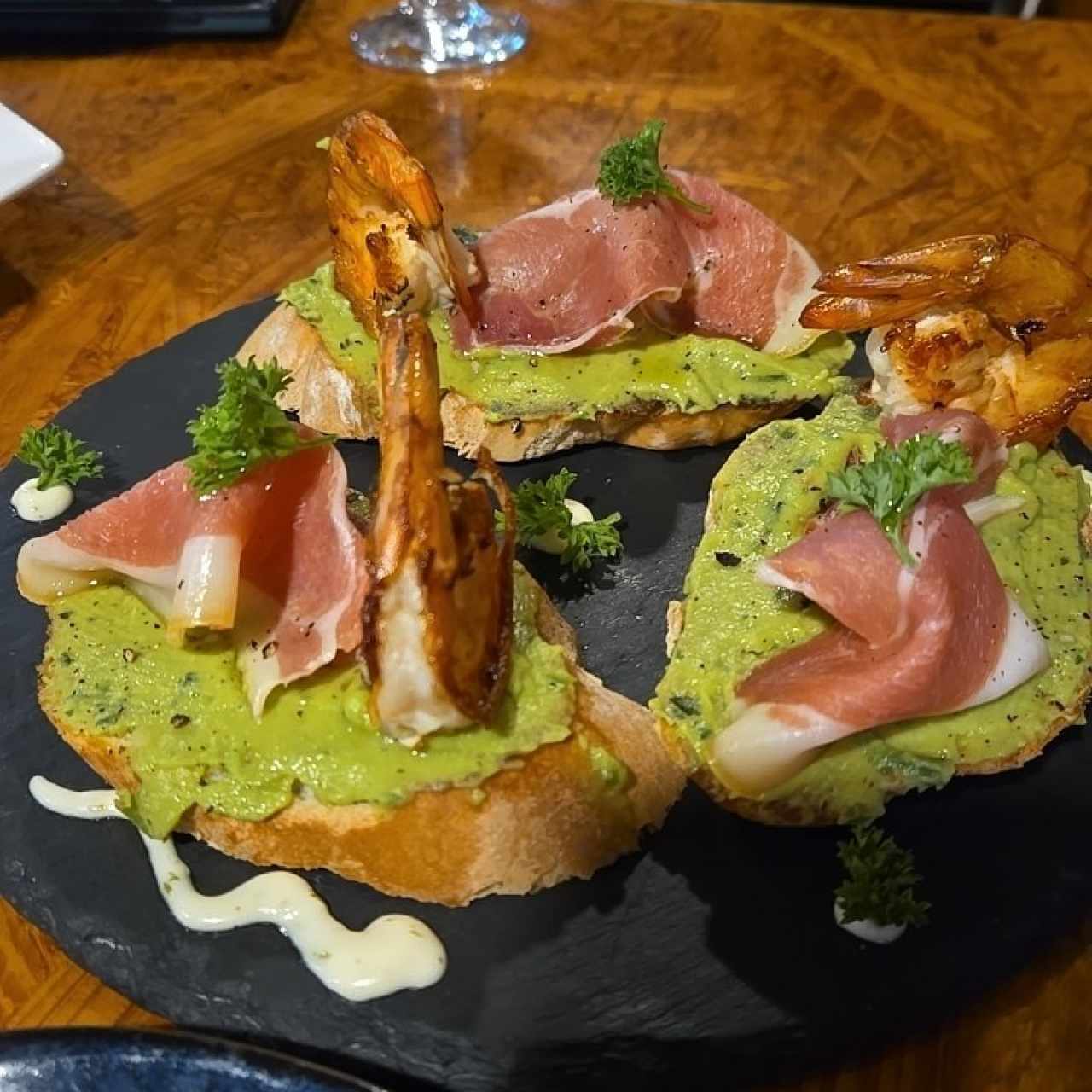 Montaditos de jamón gambas y aguacate