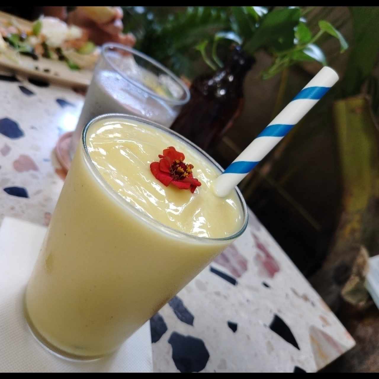 Smoothie de mango, coco y maracuyá
