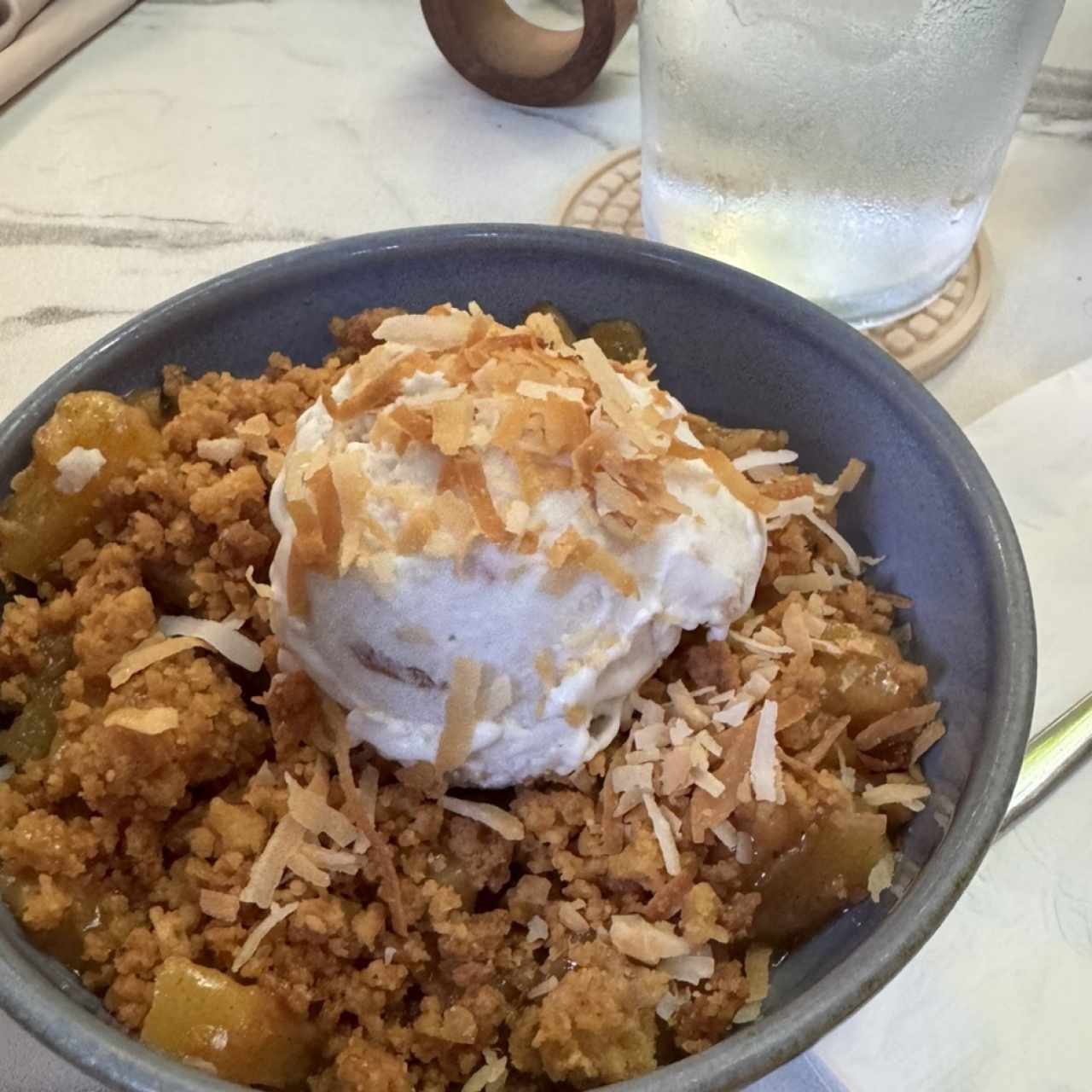 Crumble de piña con canela
