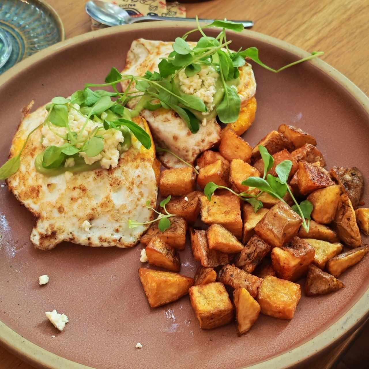 HUEVOS FRITOS AL MONTUNO