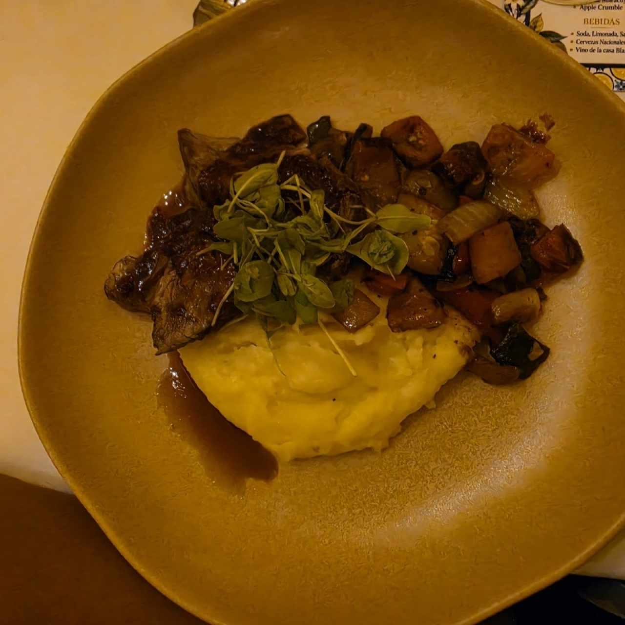 Medallos de Res con puré de papa, vegetales, salsa de vino con fresas
