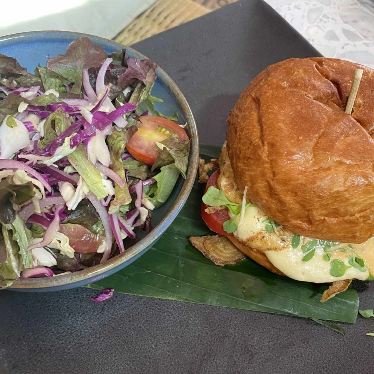 Hamburguesa con ensalada