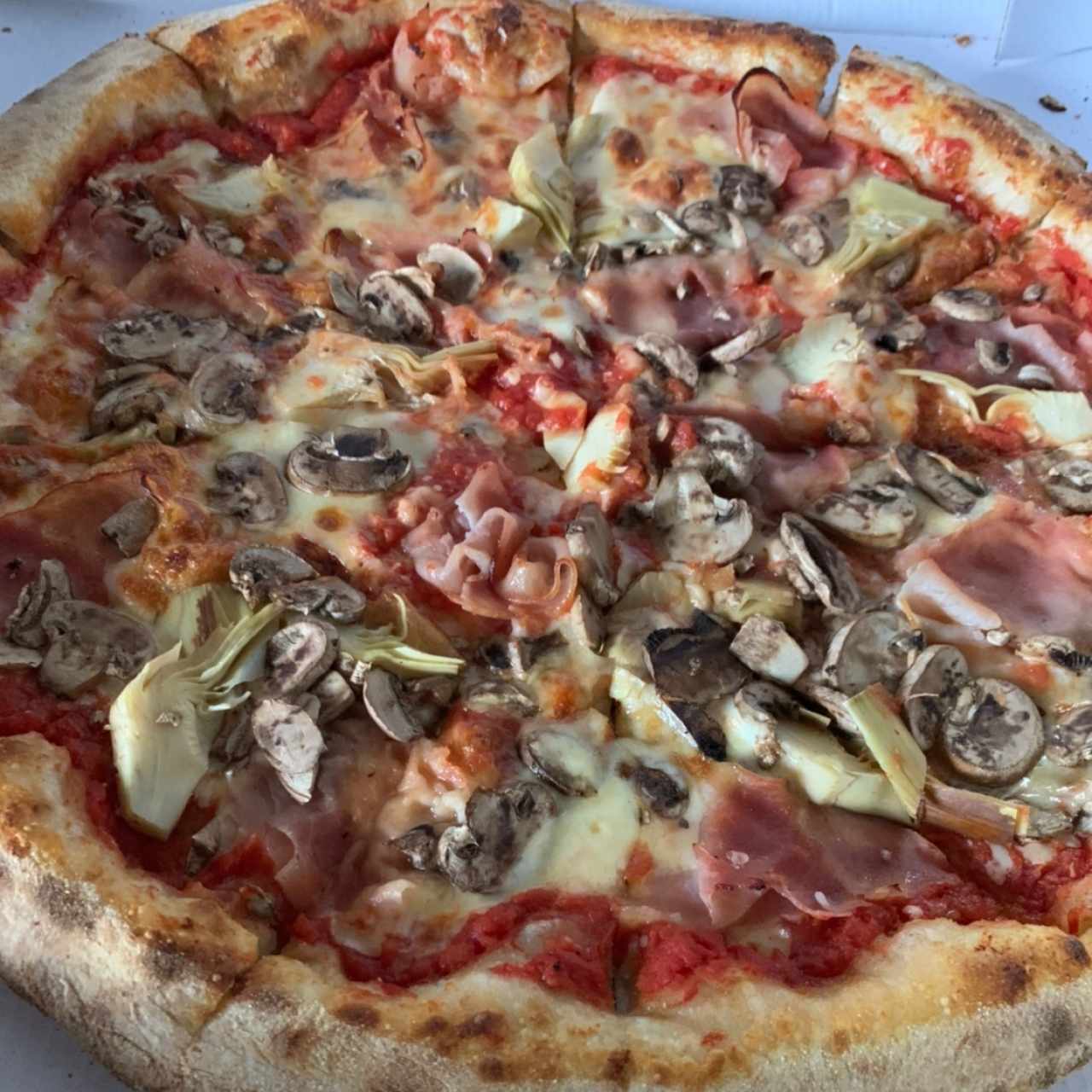 Pizza CAPRICCIOSA (Alcachofas, Jamón Cocido y Hongos)