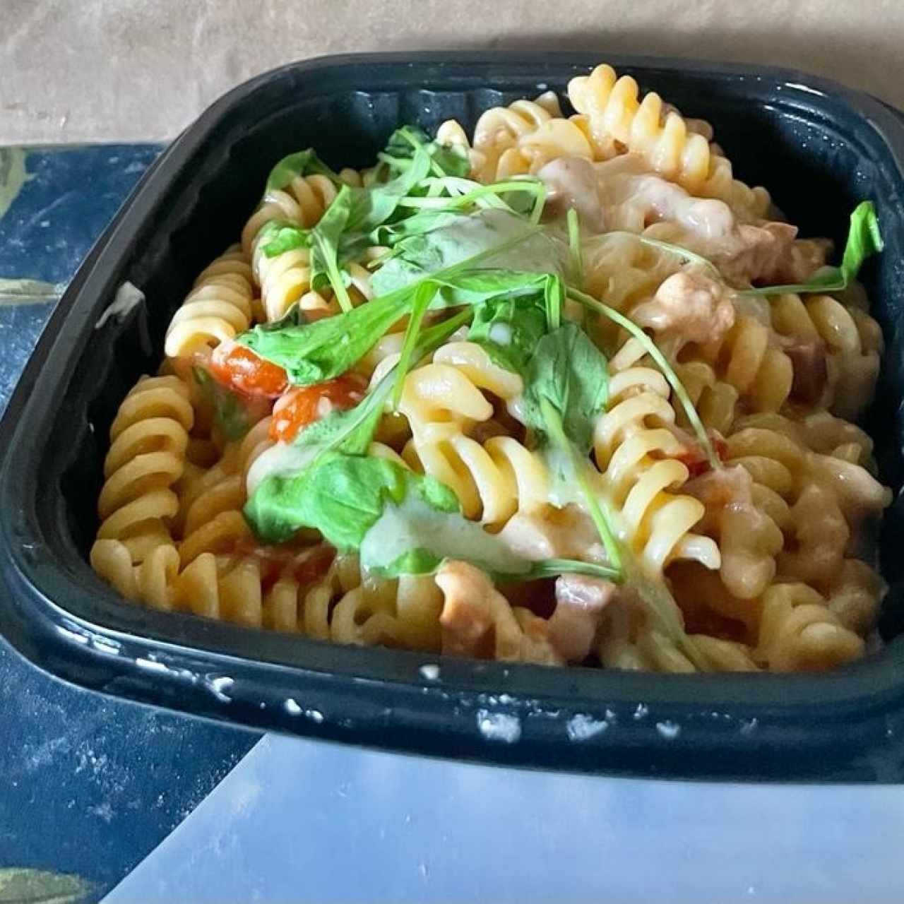 PASTA KATANÉ (Salsa Rosada, Prosciutto Crudo, Queso Azul, Arugula, Tomate Cherry y Parmesano)