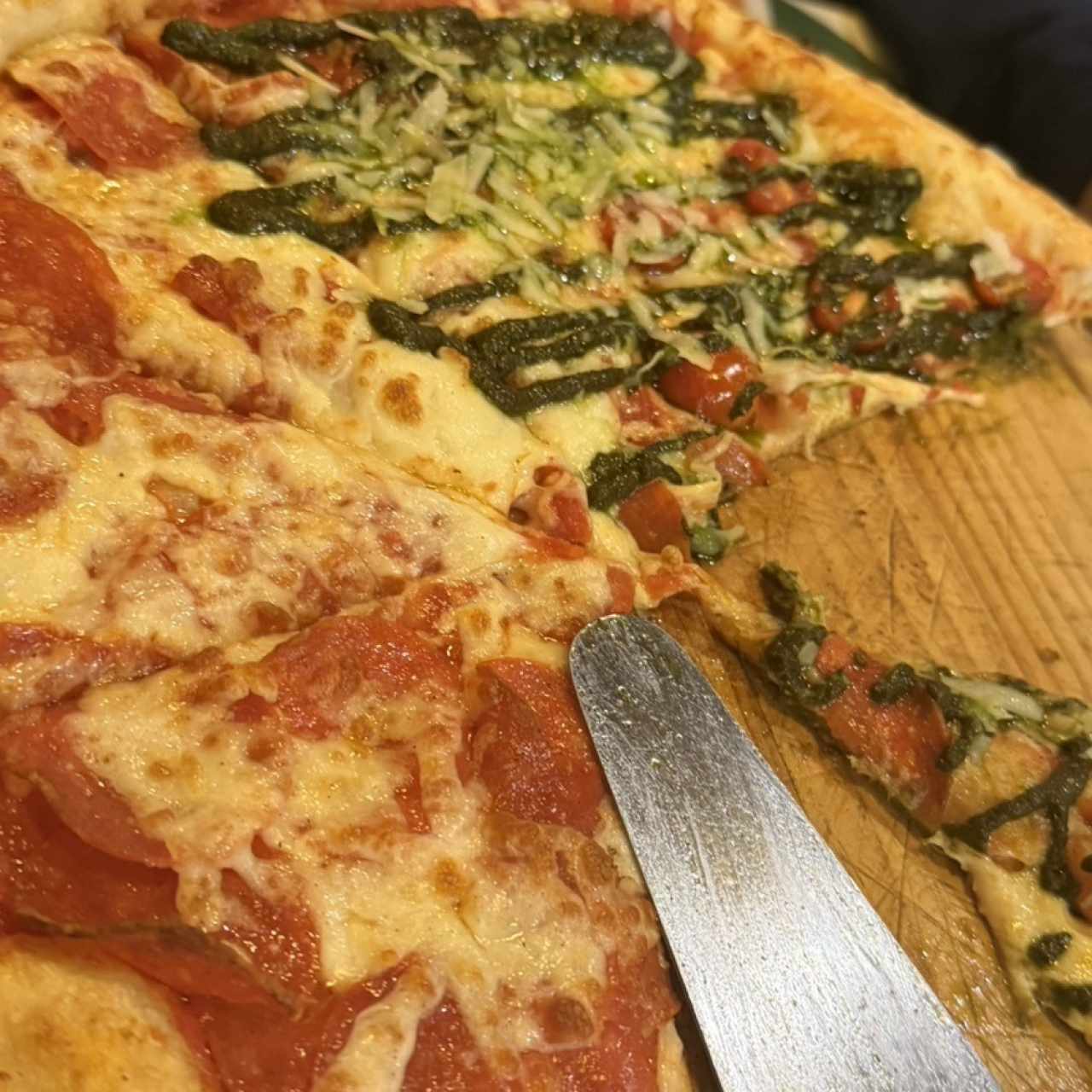 Pizza de pesto y Pepperoni de 14”