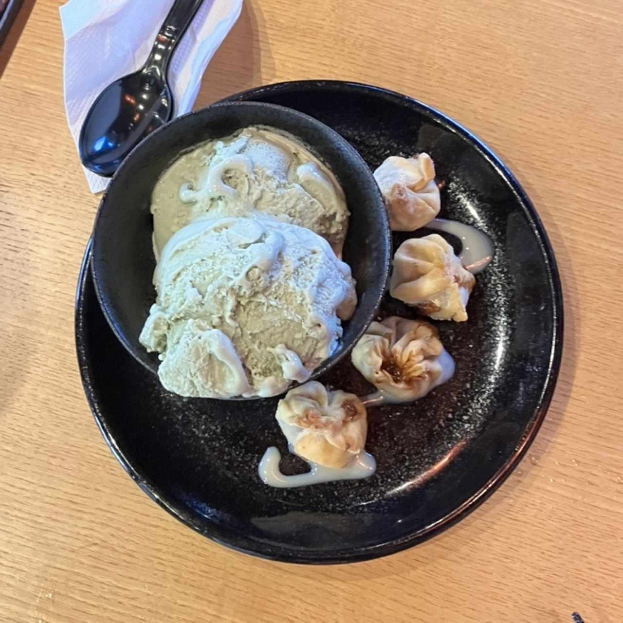 GYOZA DE DULCE DE LECHE CON HELADO DE MATCHA