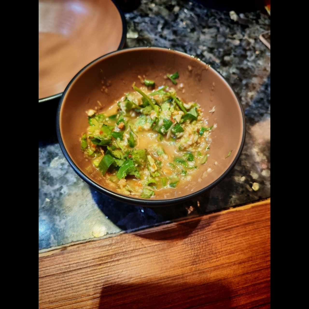 Salsa de jengibre, ajo, cilantro, cebollina y mantequilla de maní 