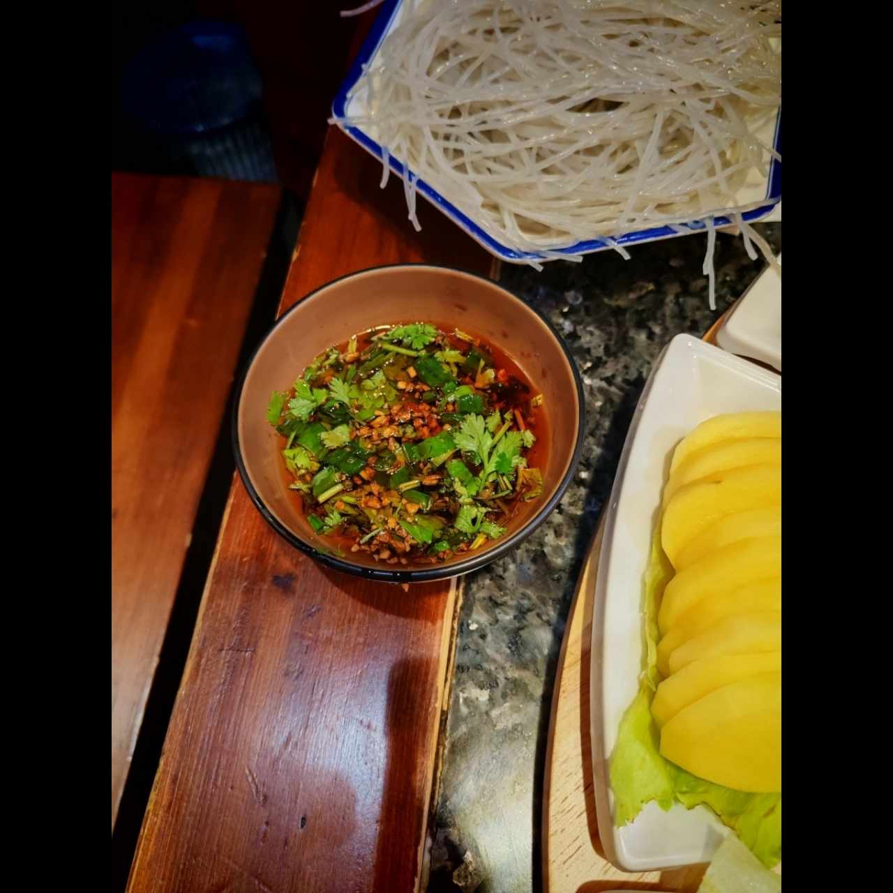 Salsa de soya, picante, ajo, cilandro, ajo y jengibre 