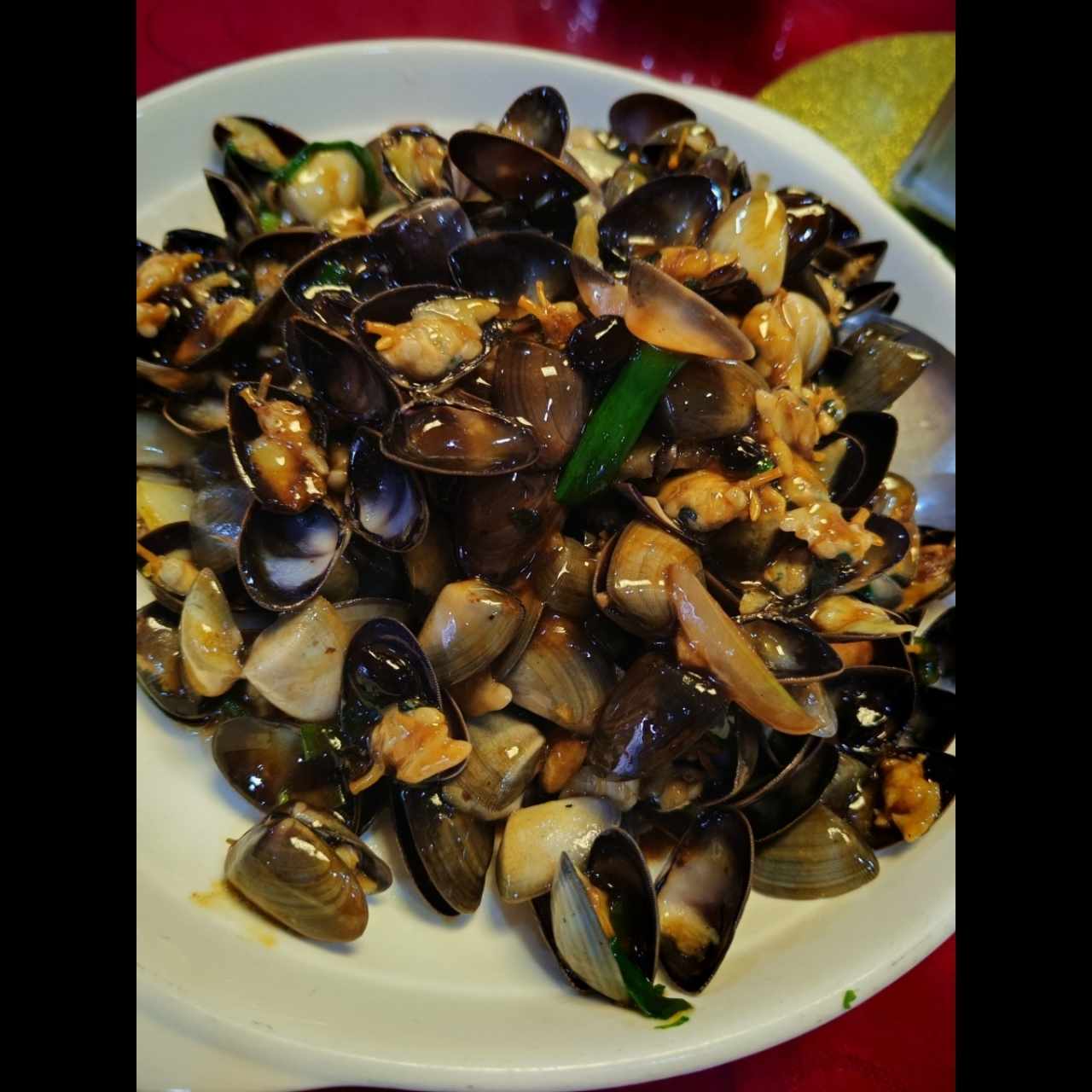 Almejas en salsa de frijolitos negros 