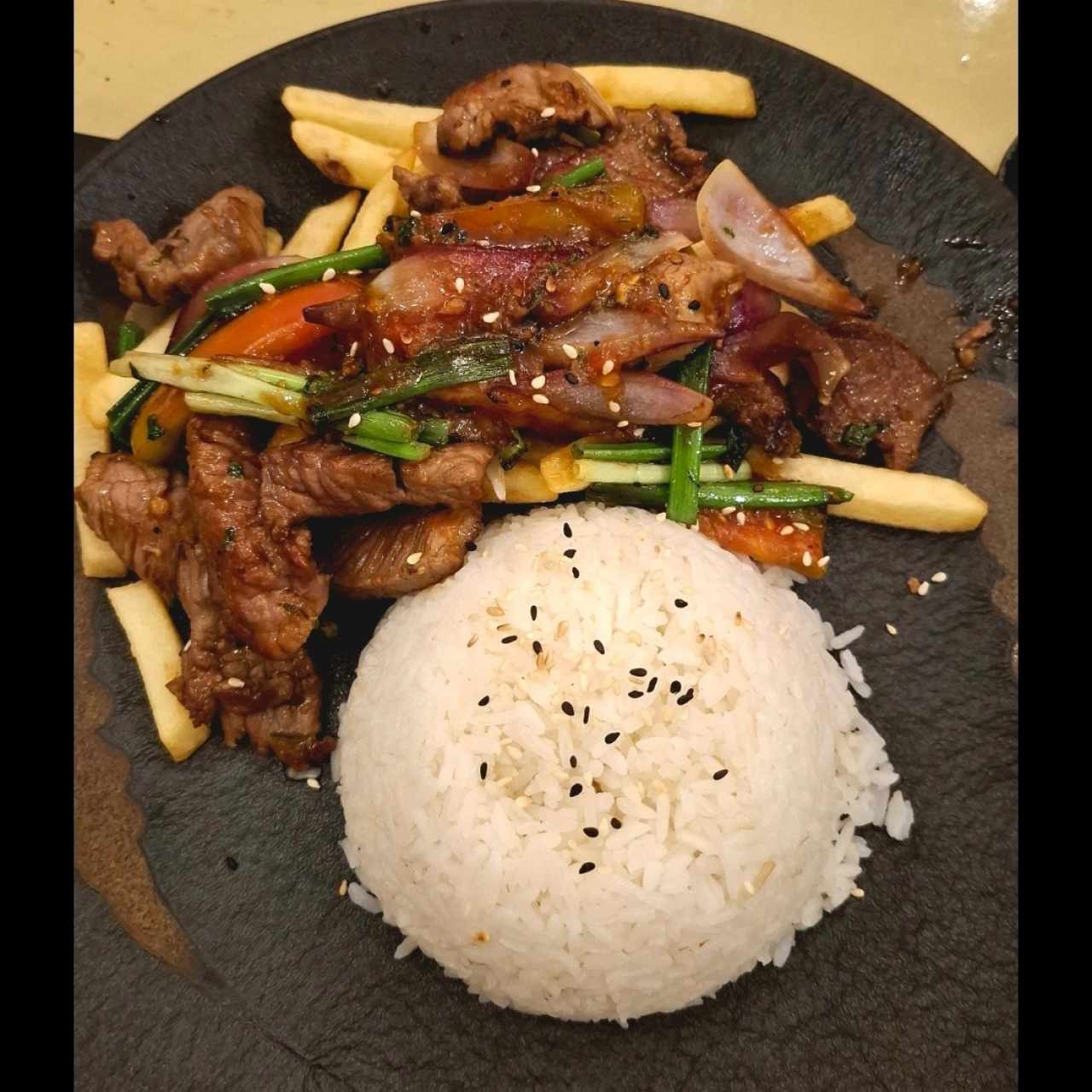 PLATOS FUERTES - LOMO SALTADO