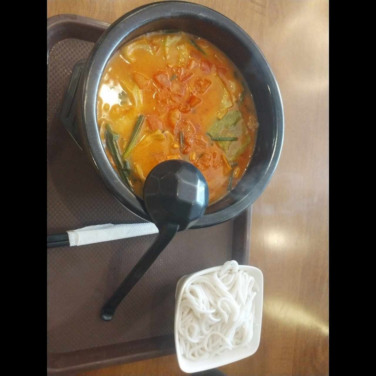 noodles y ribete en salsa de tomate