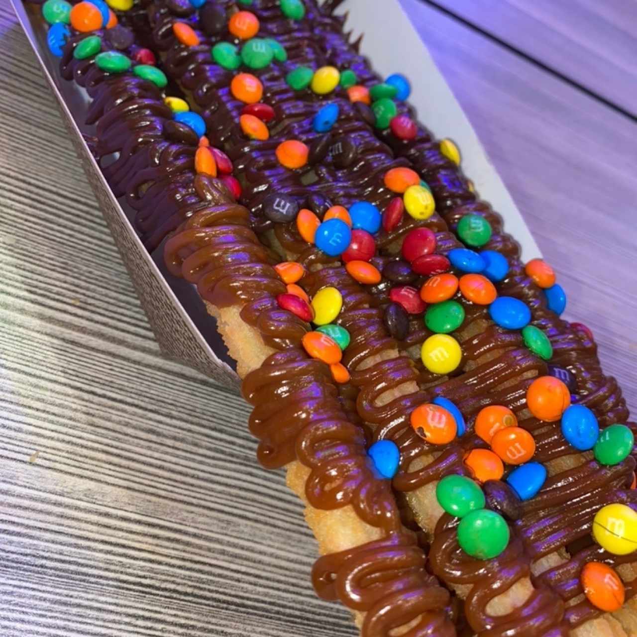 Churros con chocolate, dulce de leche y M&Ms