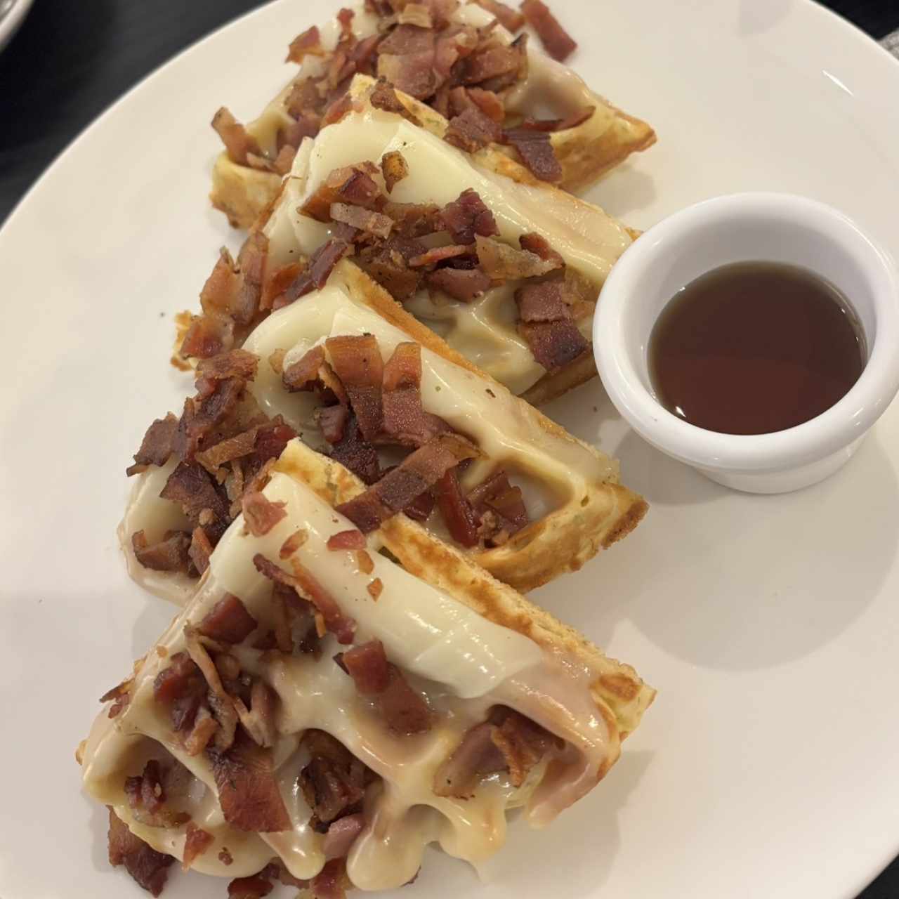 Waffles con mozarella y bacon