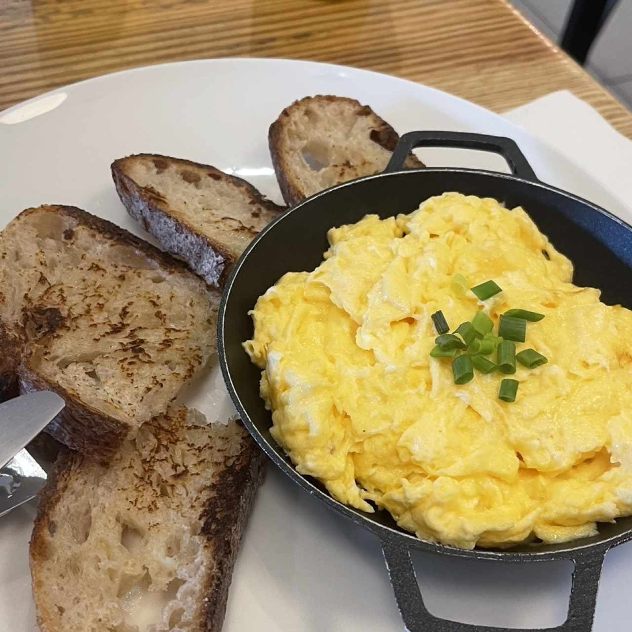 DESAYUNO - CHEESY SCRAMBLED