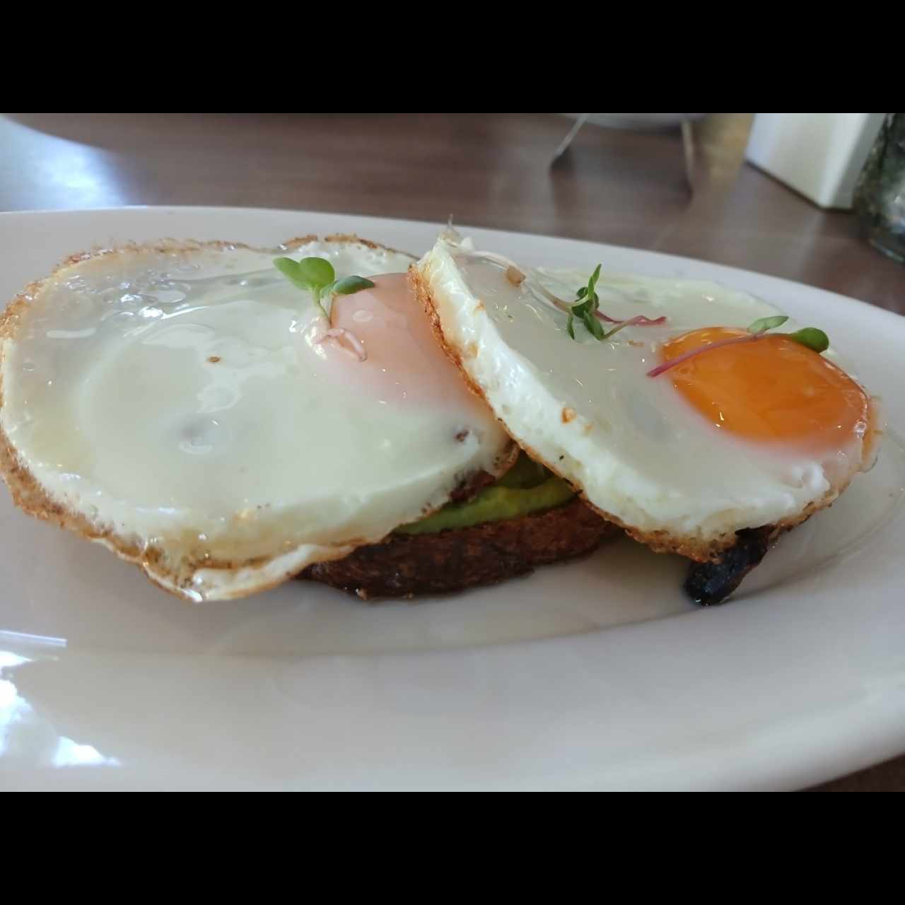 DESAYUNO - AVOCADO TOAST con extra de huevos