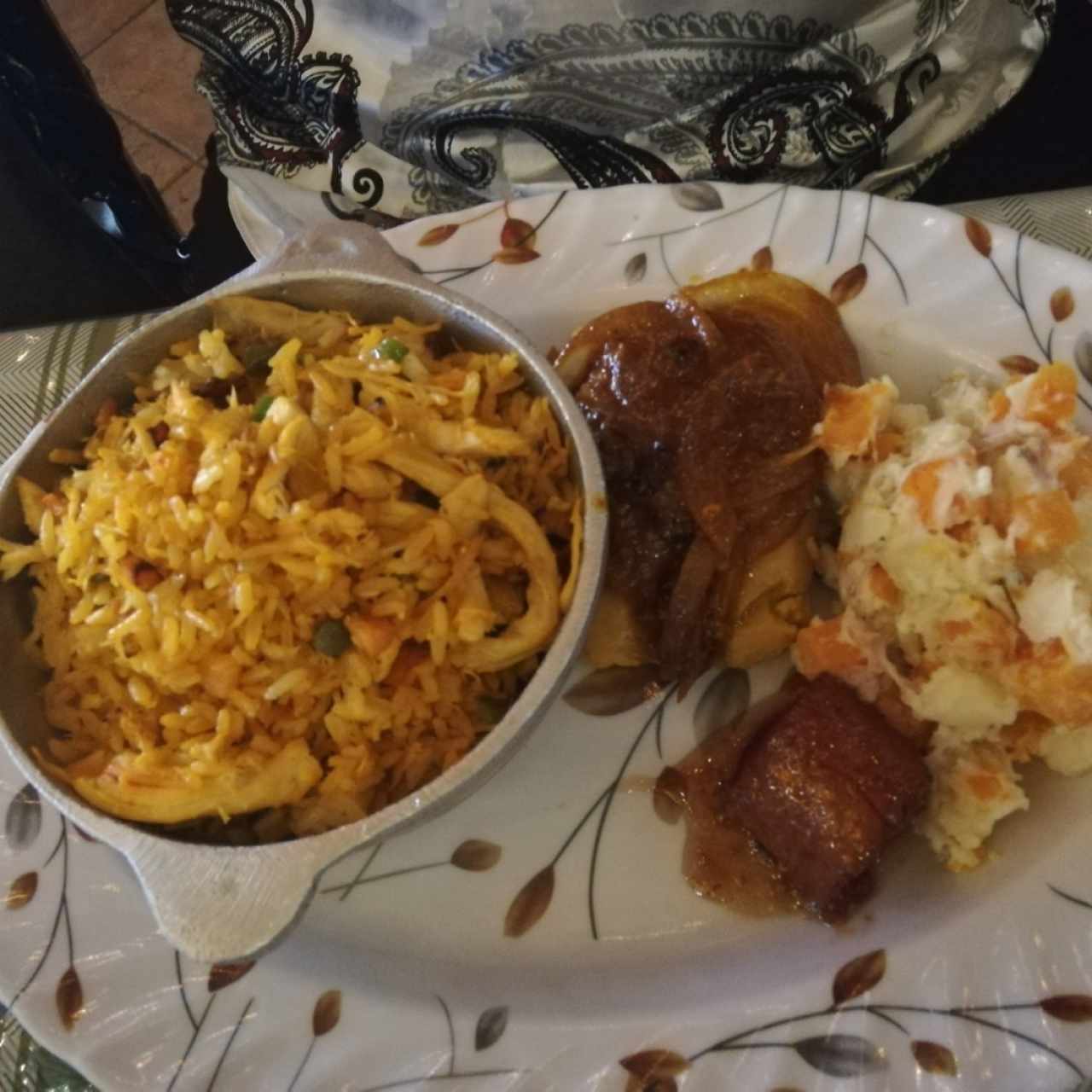 Arroz con Pollo, Plátano en Tentación, Tamalito, Ensalada de Feria