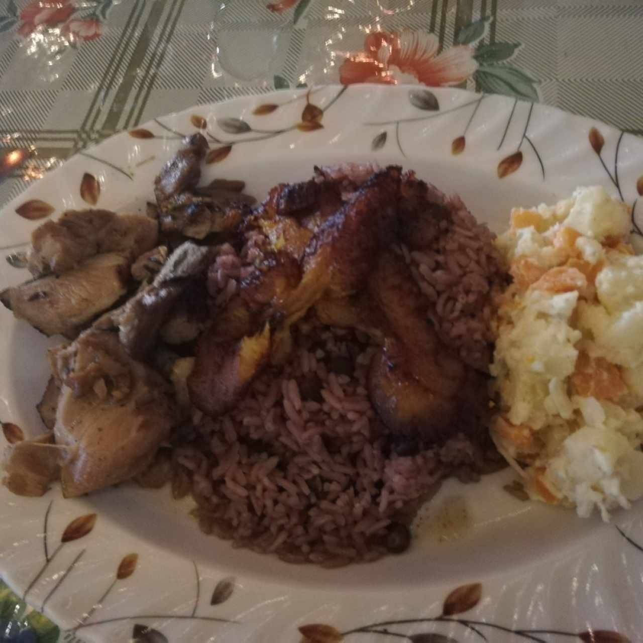 Lechona, Arroz con Guandú, Ensalada de Repollo, Tajada