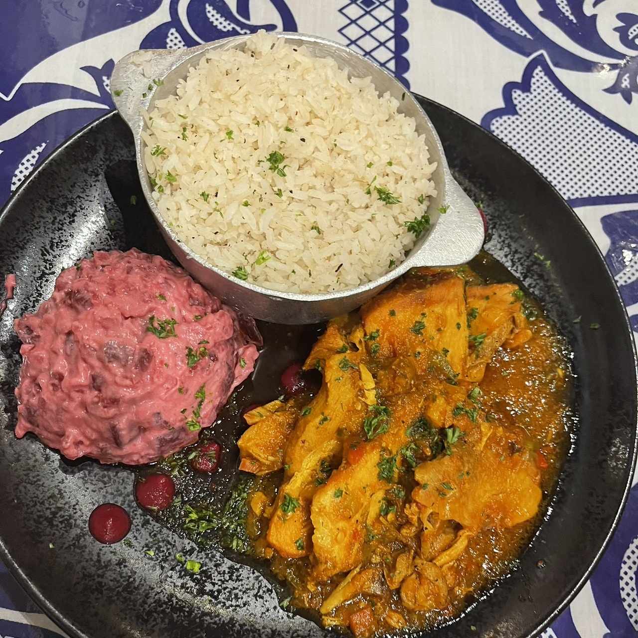 Lechona, con arroz con coco y ensalada de feria 