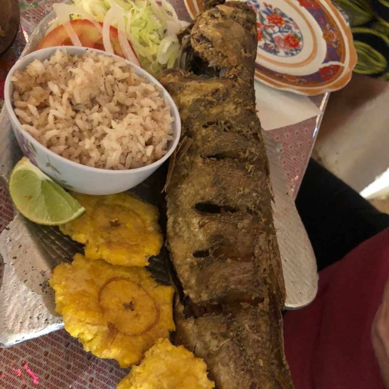 Pesca'o frito, Arroz con Coco, Patacón, Ensalada de Lechuga con Tomate