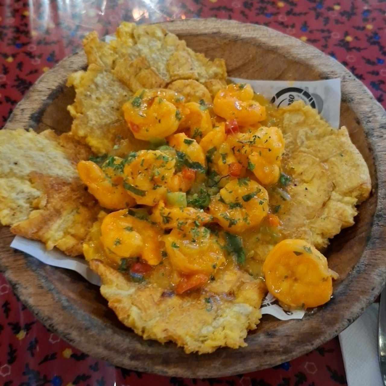 Cóctel de Camarones con Chips de Plátano