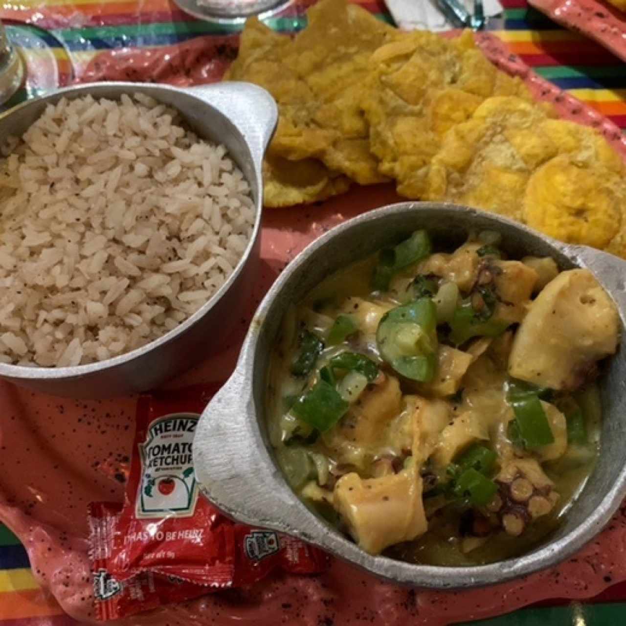 Pulpo caribeño con arroz con coco y patacones