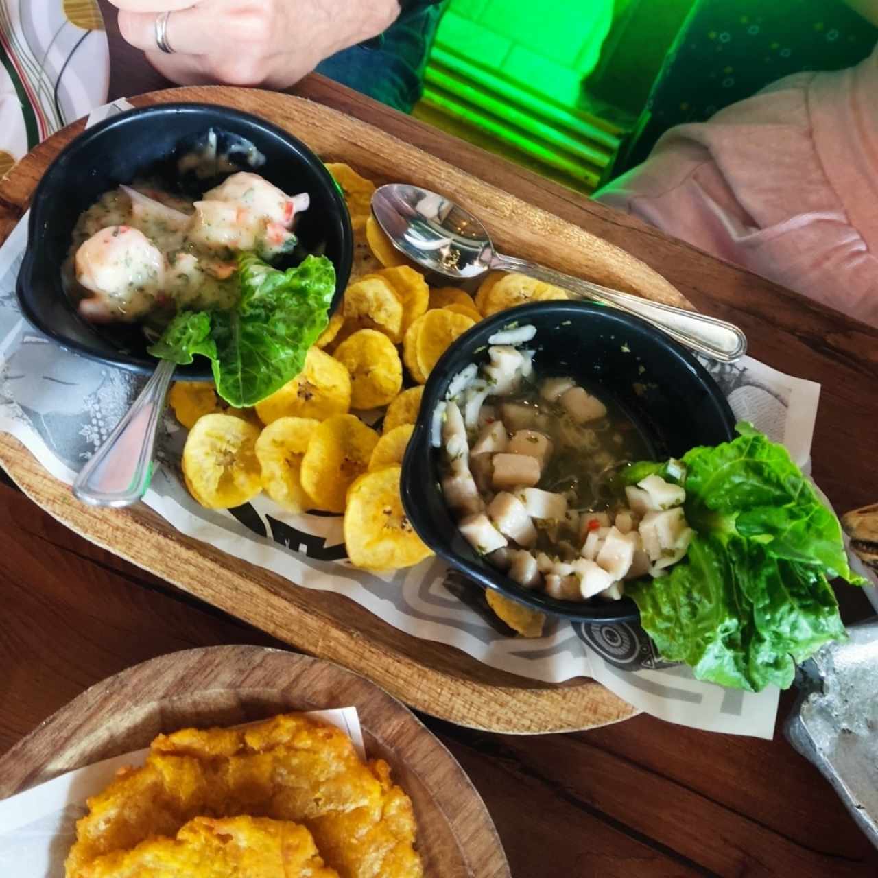 Cóctel de Camarones con Chips de Plátano