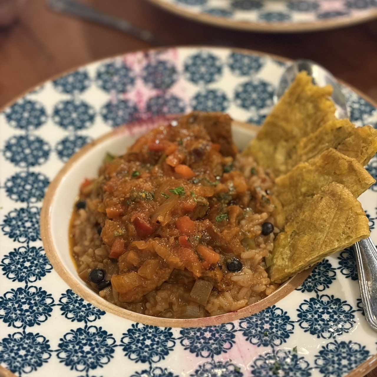 Guacho de Guandú con Rib Eye Ahumada y Sofrito Criollo