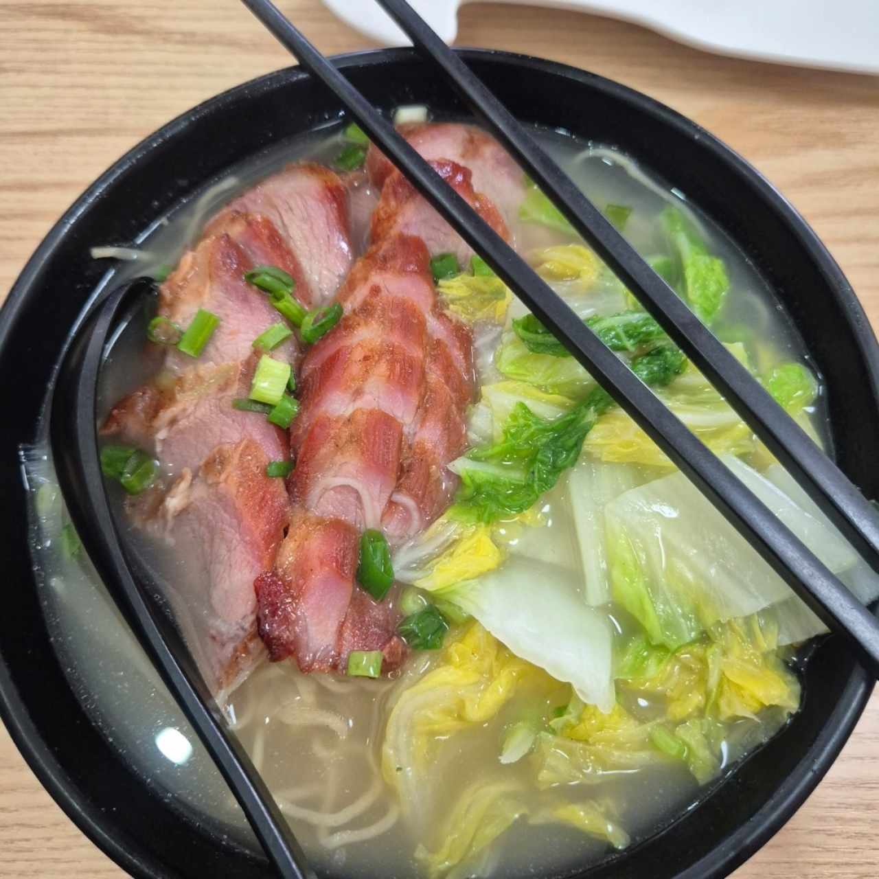 Fideos con puerco asado