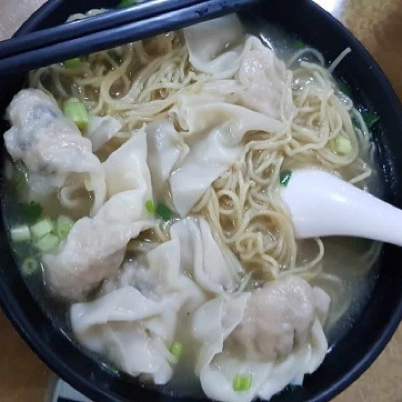 Sopa de wantón con fideos de huevo