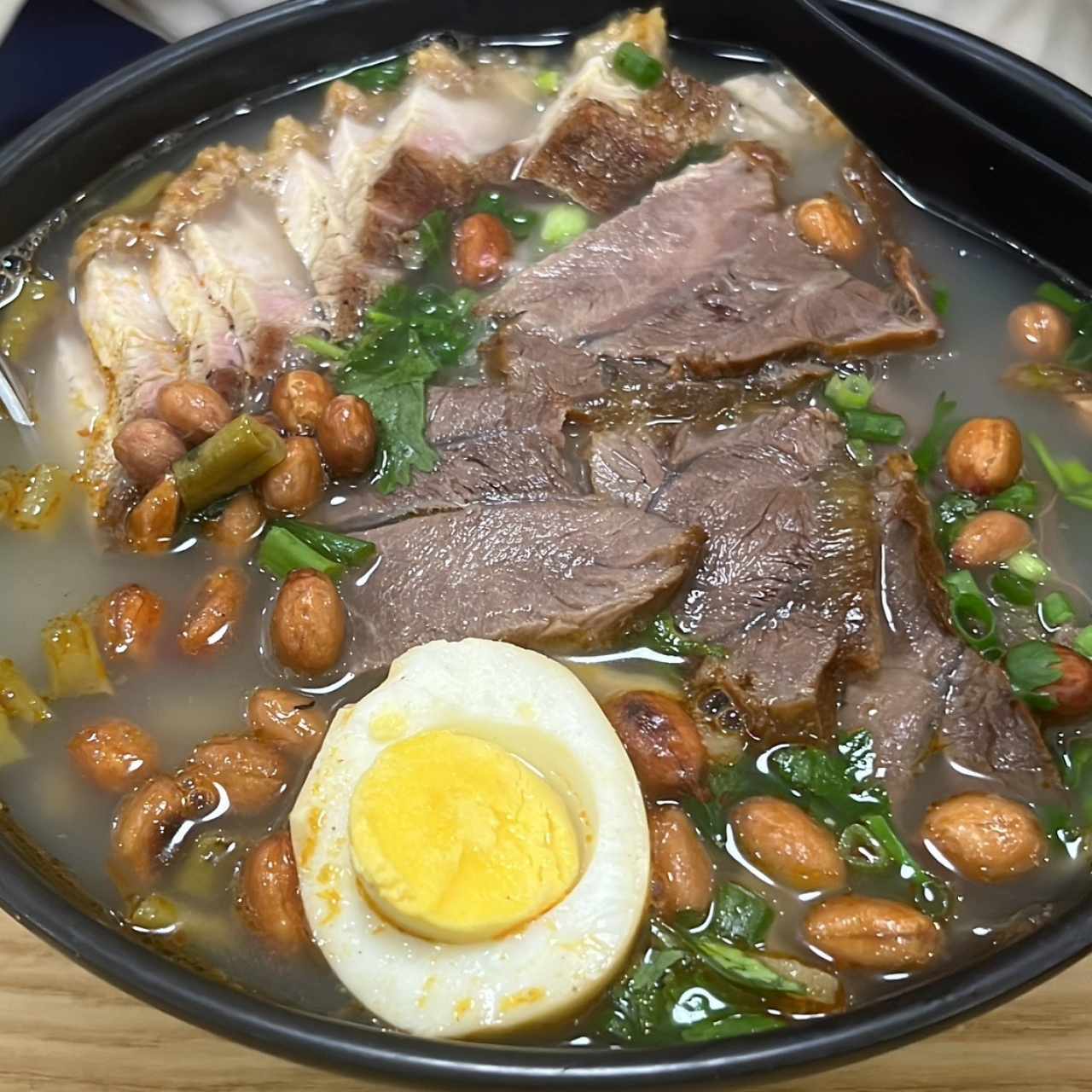 Sopa de jarrete con lechon