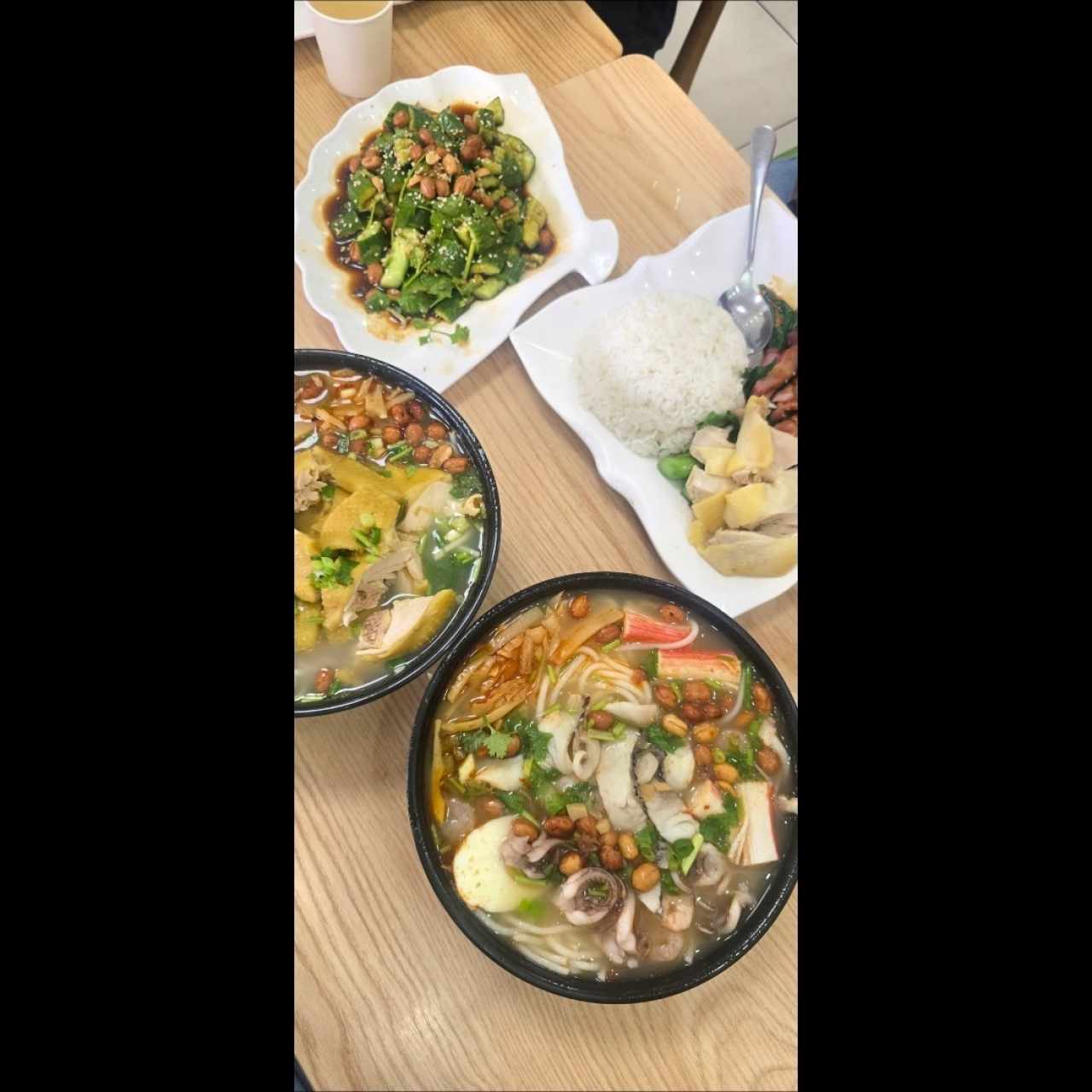 ensalada de pepino, fideos con mariscos, fideo con gallina de patio