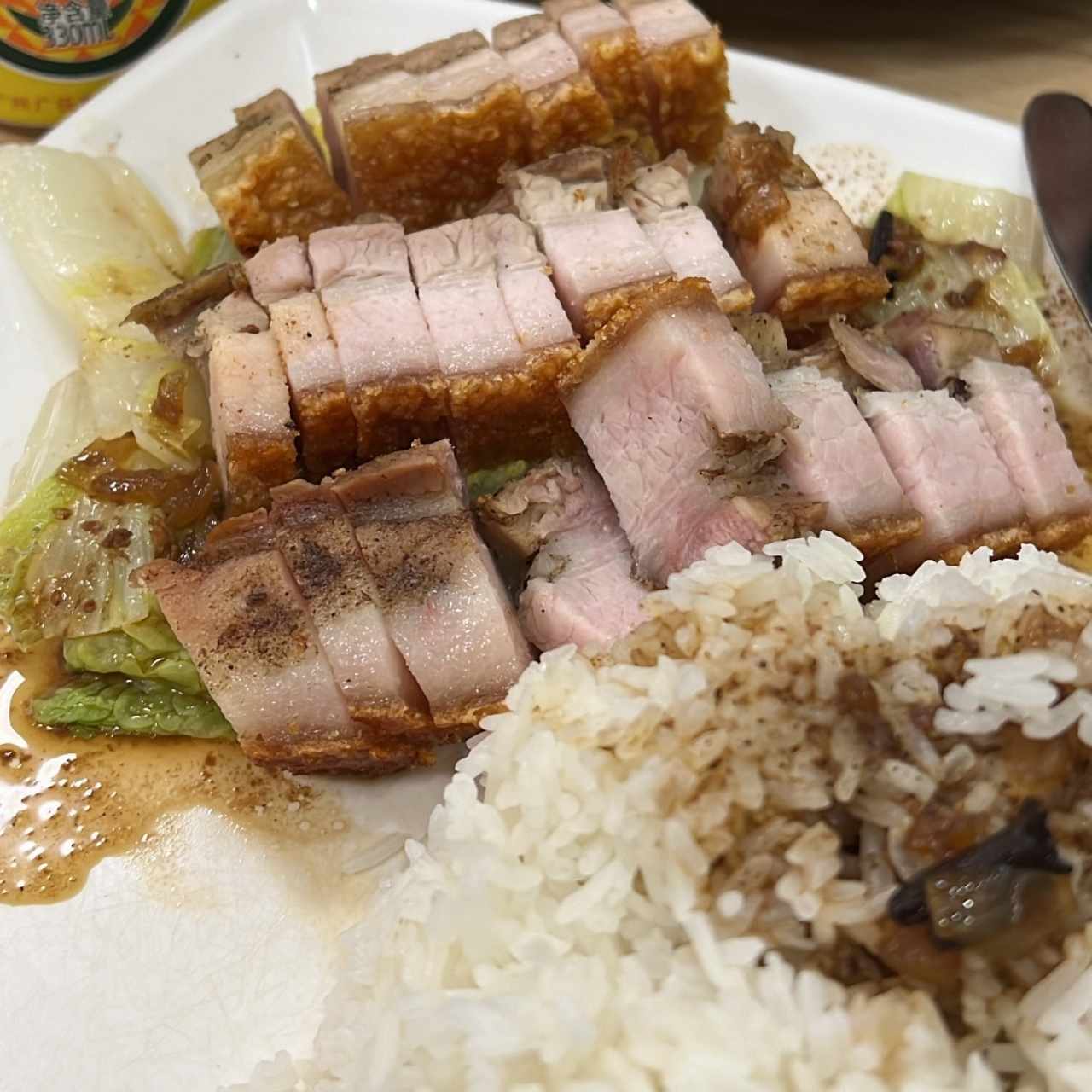 Lechona con arroz blanco