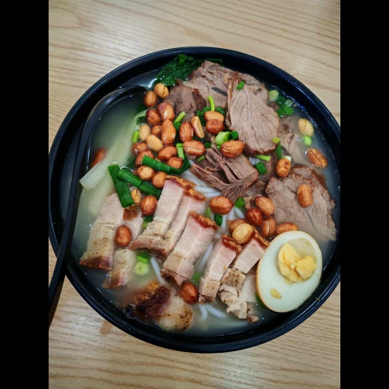 Sopa de jarrete y lechón asado con fideos de arroz