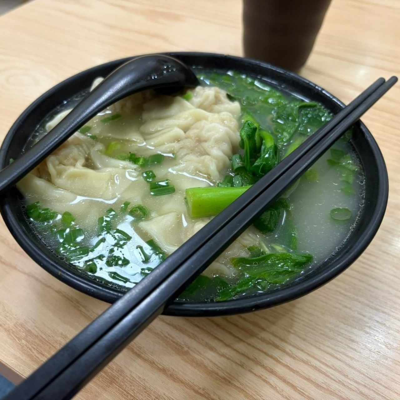Sopa de wanton con fideos