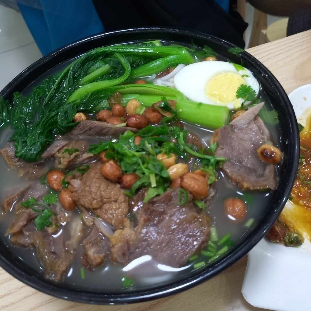 sopa de fideo con jarrete