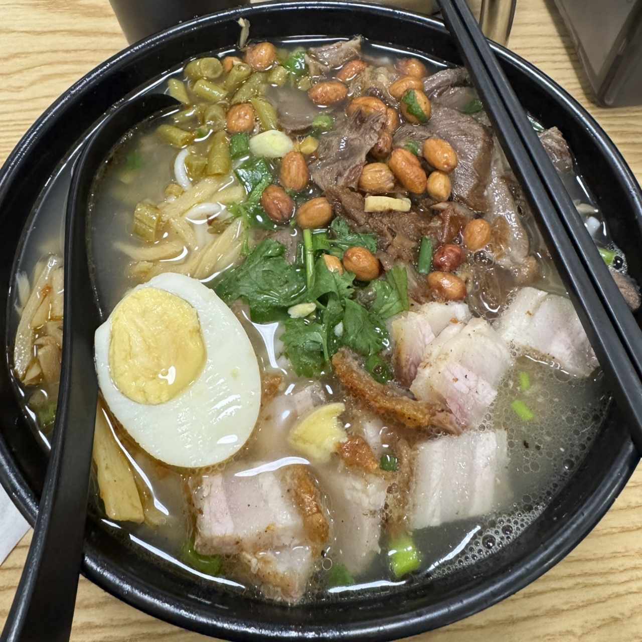 Jarrete y lechon sopa fideo