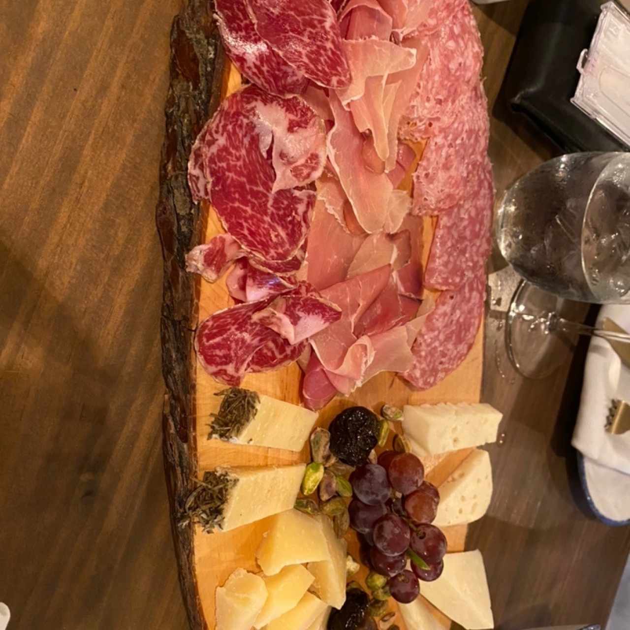 tabla de quesos y charcutería