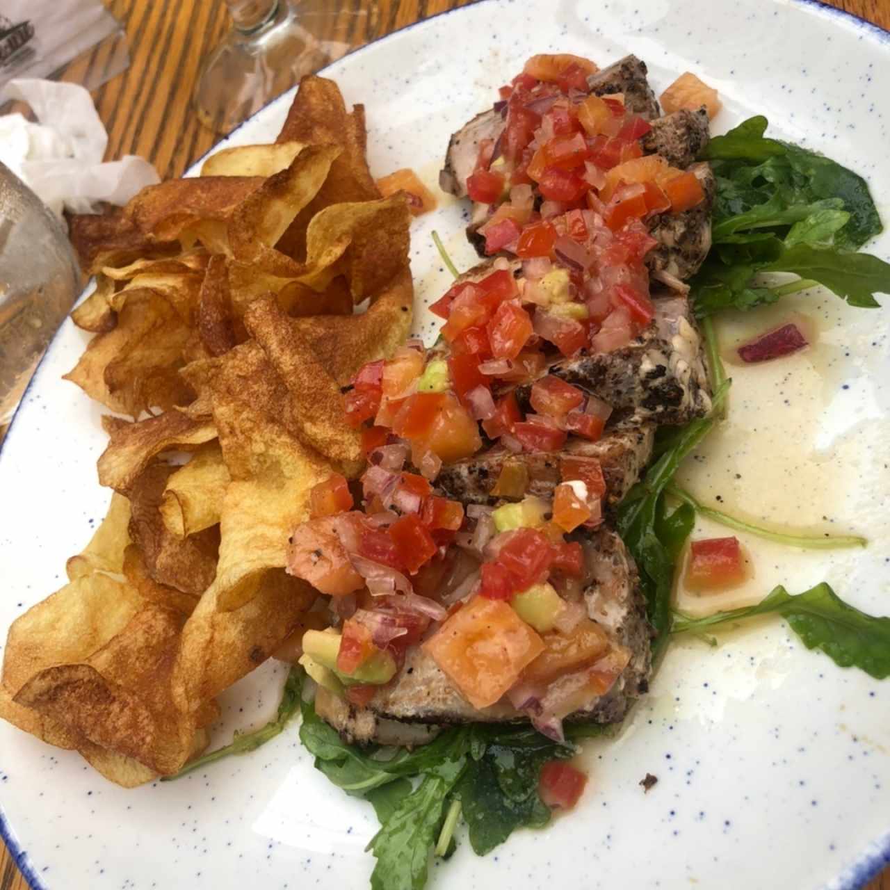 Atún con Costra de Pimientas y Salsa Cruda de Aguacate con Piña