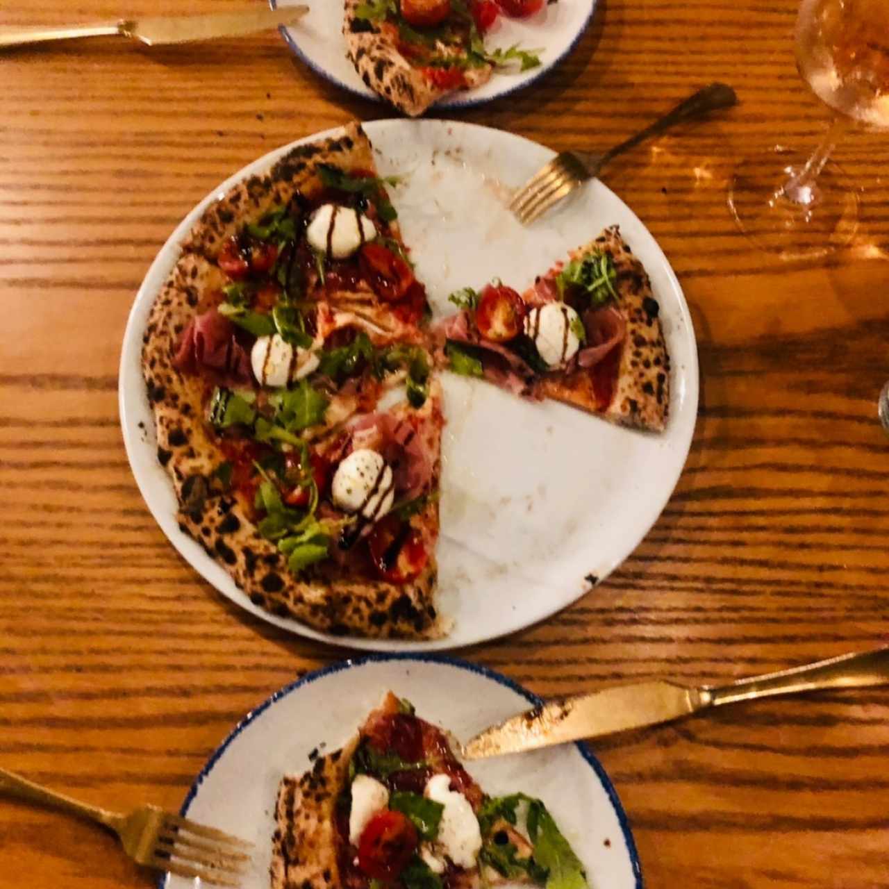 pizza con proscciuto y mozarella 