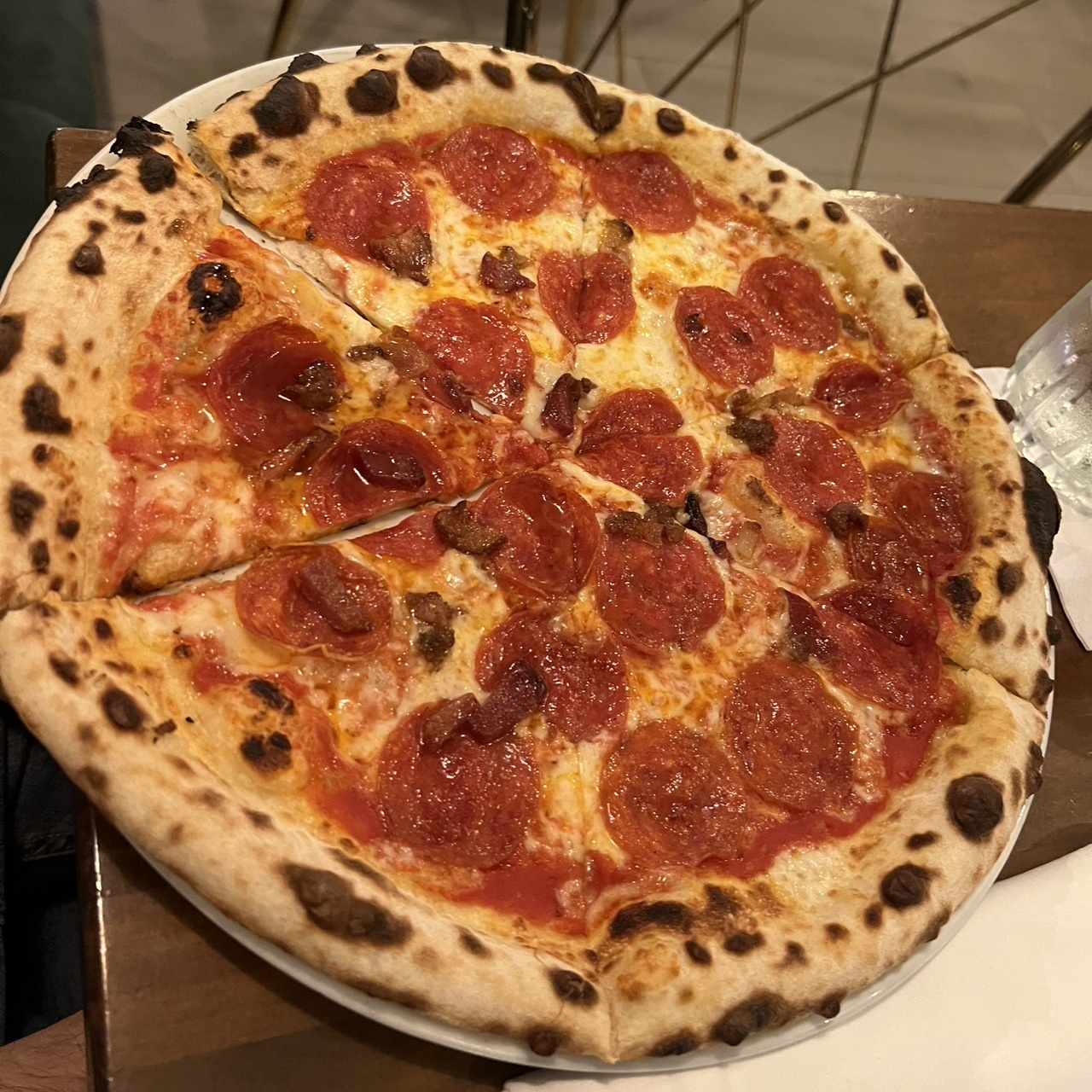 Pizza de peperoni chorizo y bacon