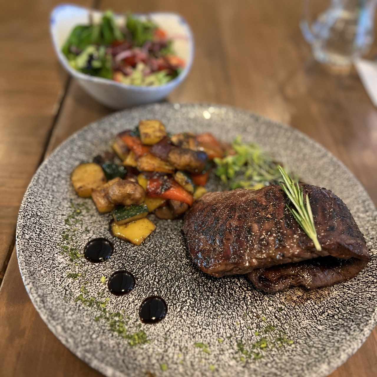 Entraña con vegetales 