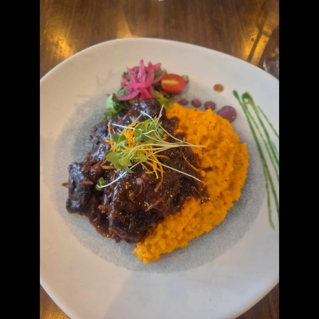 Ossobuco al vino con arroz meloso de azafrán 