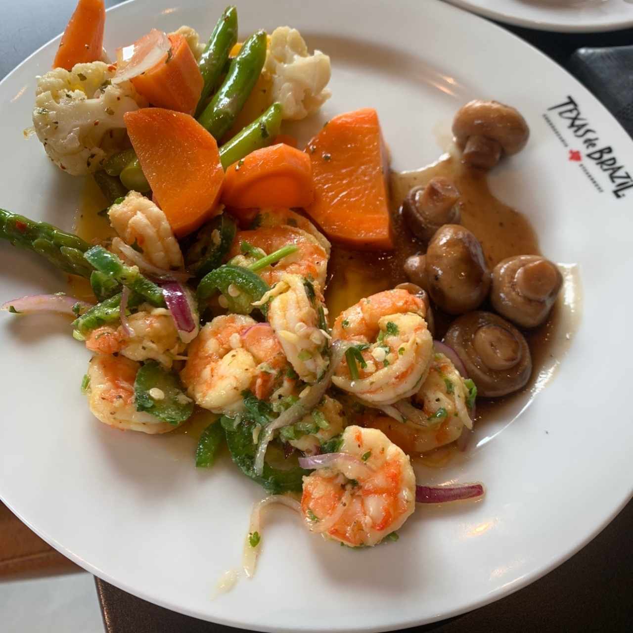 entradas de ceviche, hongos y vegetales