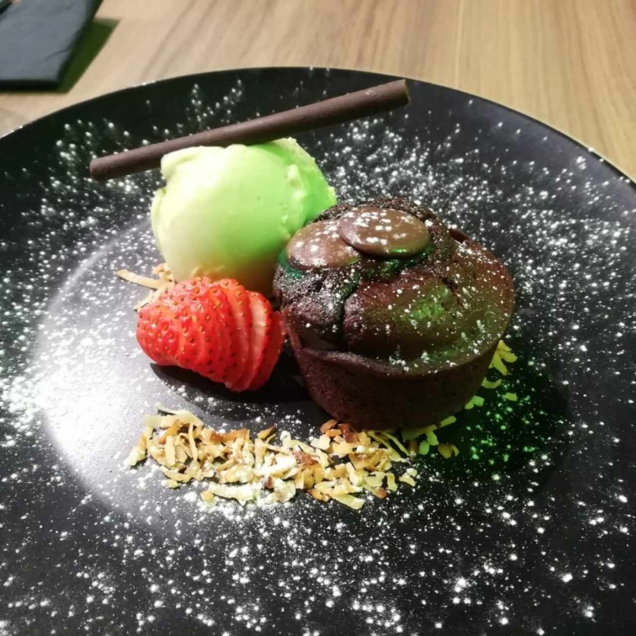 dulce de chocolate y helado de aguacate 