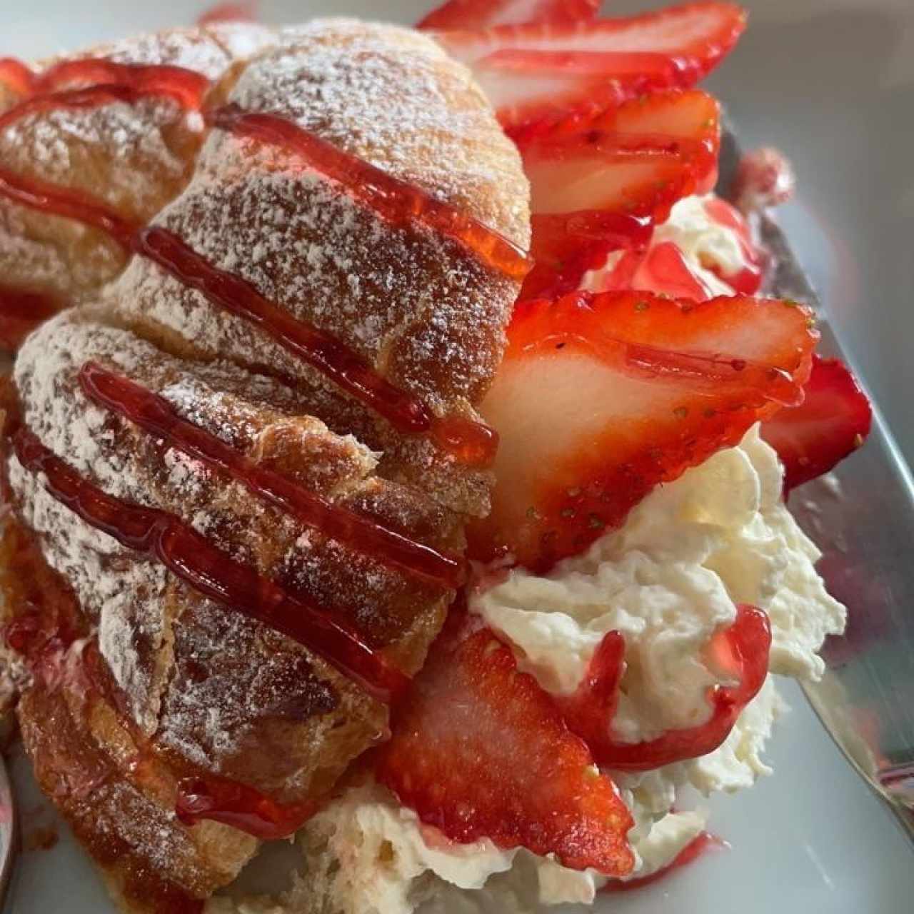 croissant relleno de crema pastelera y fresas