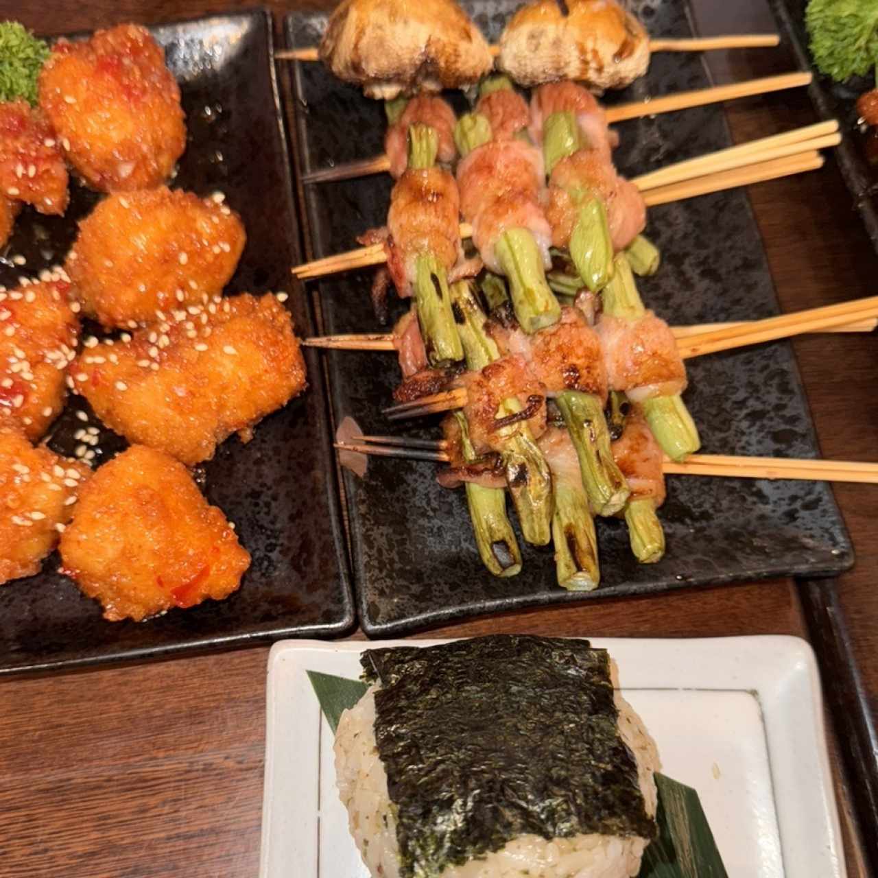 Pinchos y pollo agridulce