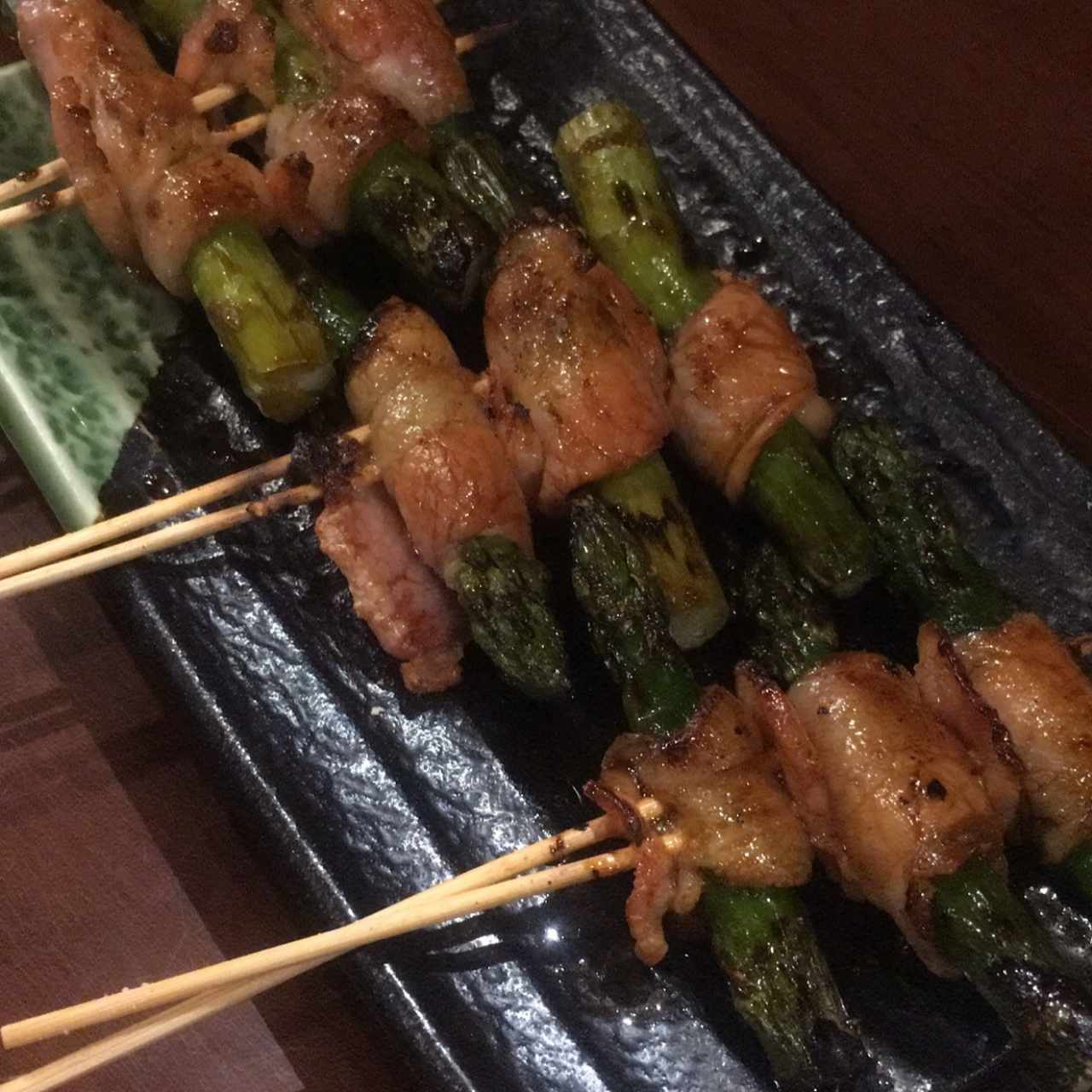 Brochetas de esparragos y bacon