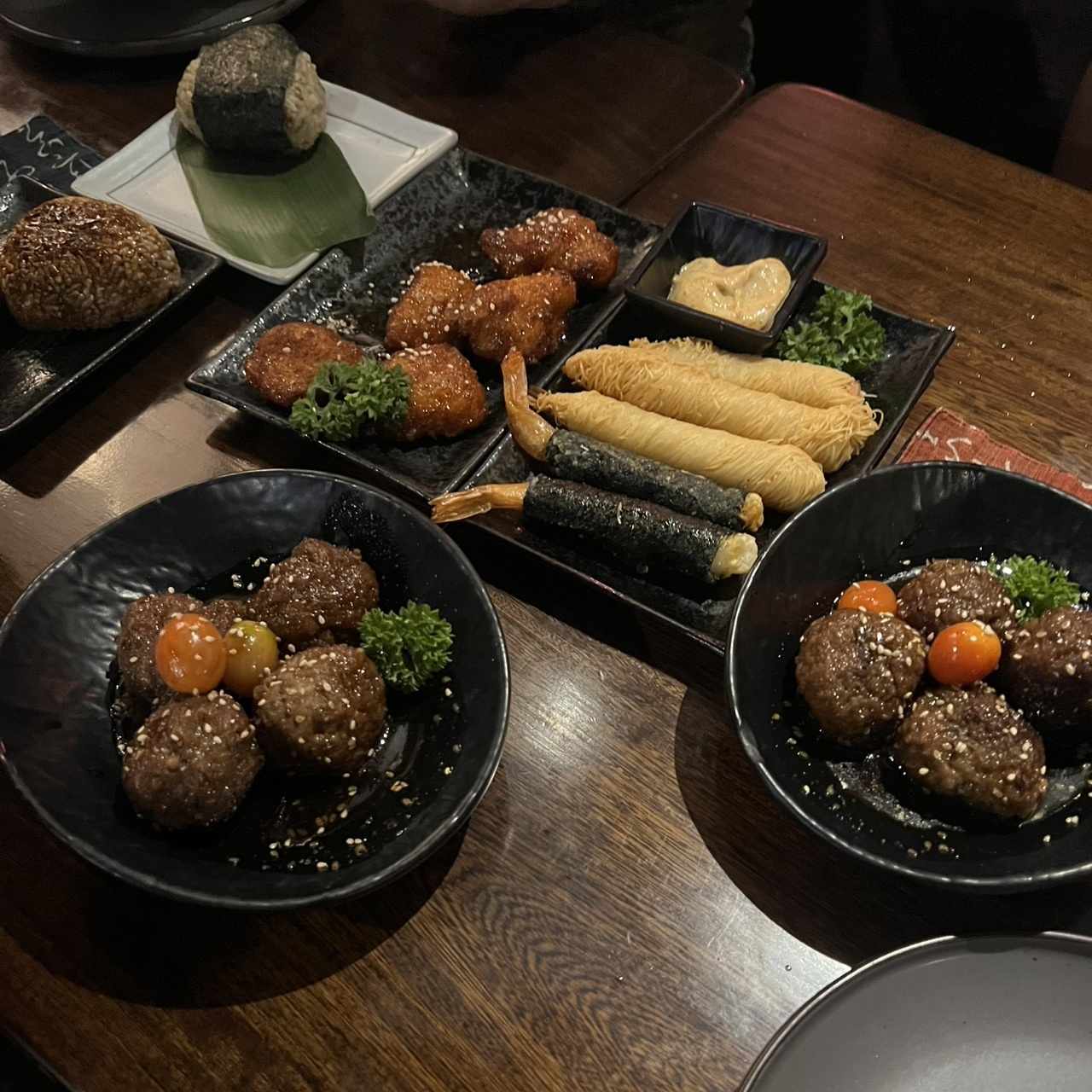 Bolitas de carne yakiniku, camaron tempura, sasami sweet chili y onigiri 