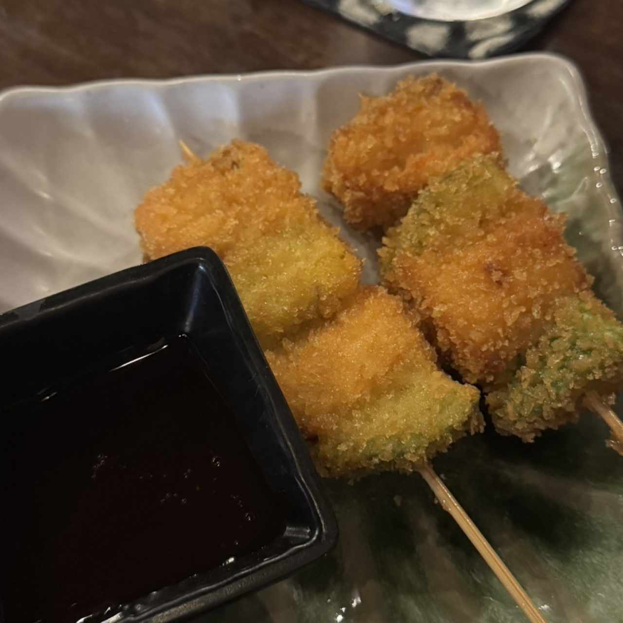 Brochetas de salmon con aguacate tempura
