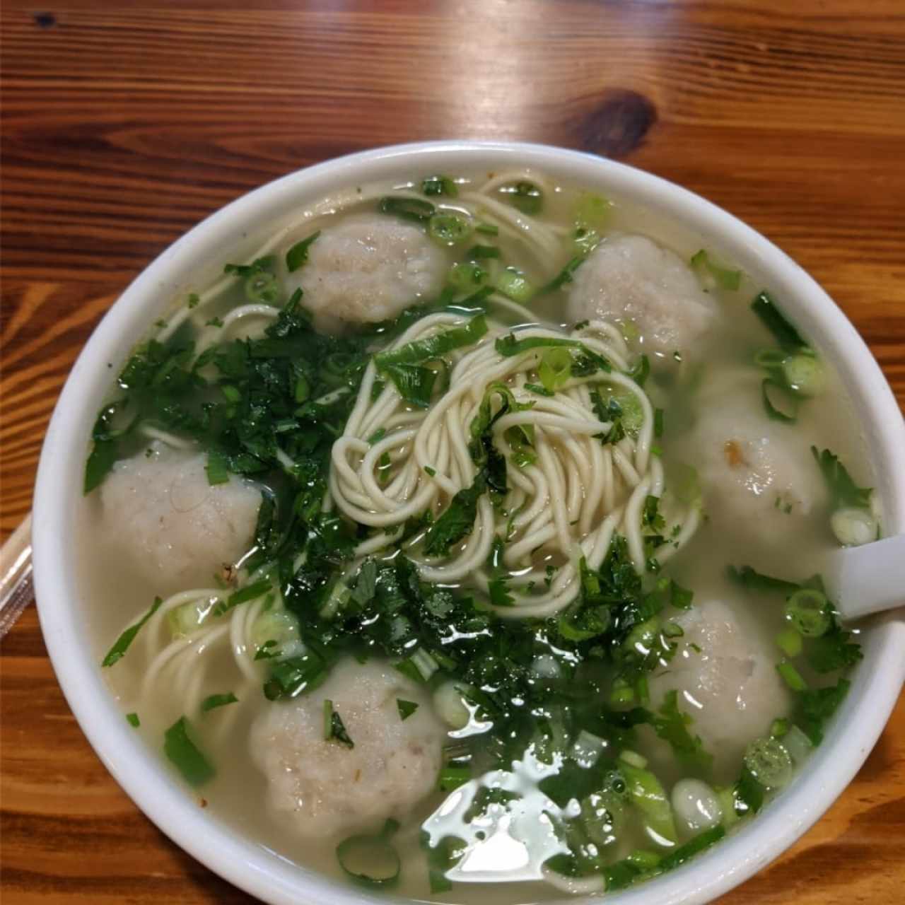 sopa de fideos con bolita de pescado